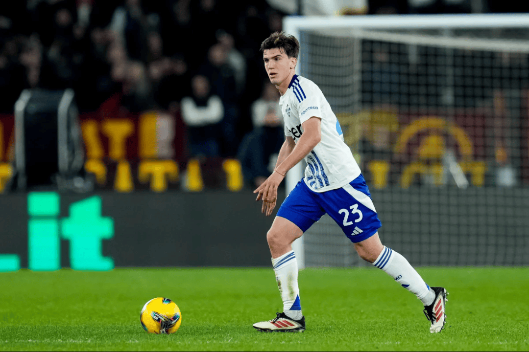 波士顿红袜在 2024 年陷入管理层动荡，球迷在芬威球场外抗议引援力度不足